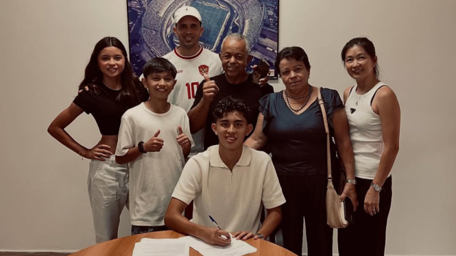 Welber Jardim bersama keluarga saat tandatangan kontrak dengan klub Sao Paulo FC - Foto Dok Welber Jardim