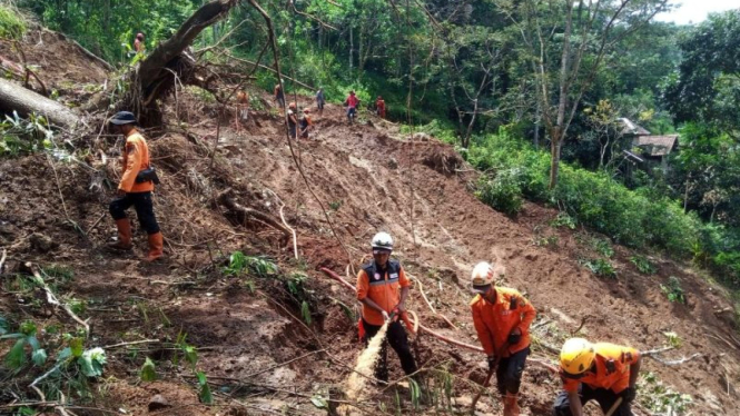 Petugas melakukan pencarian korban banjir dan longsor di Sukabumi 