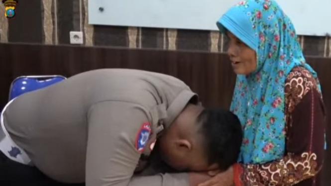 Bripka Aldian Janu Rambe saat menyalami ibu dari Evi yang bernama Nurhayati dan kasus berakhir berdamai.(tangkap layar)