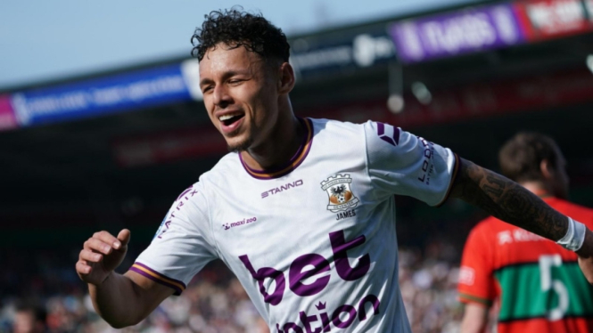 Dean James bersama Go Ahead Eagles
