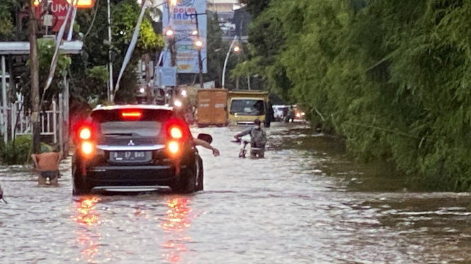 Kedua korban diketahui berasal dari Kelurahan Teluk Pucung dan Kelurahan Duren Jaya. 