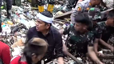 Dedi Mulyadi Turun ke Sungai yang Hitam demi Bersihkan Tumpukan Sampah
