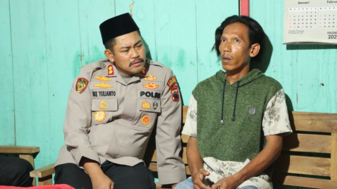 Kapolres Grobogan AKBP Ike Yulianto saat mengunjungi rumah warga berinisial K