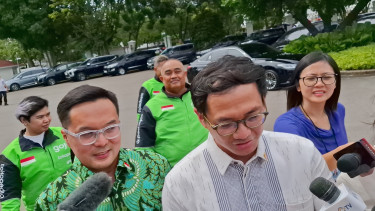 Direktur Utama (Dirut) GoTo Gojek Tokopedia, Patrick Sugito Walujo (Kiri)