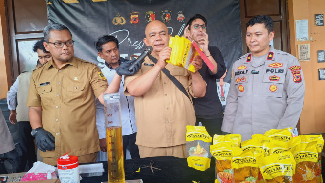 Pabrik Minyak Kita di Bogor melakukan pengurangan isi kemasan. VIVA/Muhammad AR