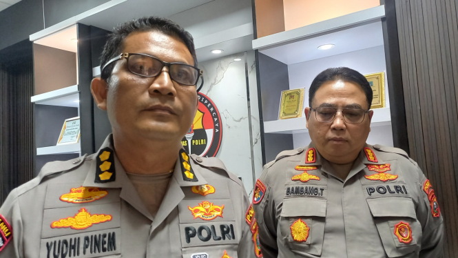 Plt. Kepala Bidang Humas Polda Sumut Kombes Pol. Yudhi Surya Markus Pinem (kiri) dan Kabid Propam Polda Sumut, Kombes Pol. Bambang Tertianto. (B.S.Putra/VIVA)