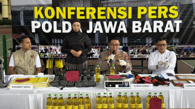 Polda Jabar mengungkap peredaran MinyaKita tak sesuai takaran di Subang