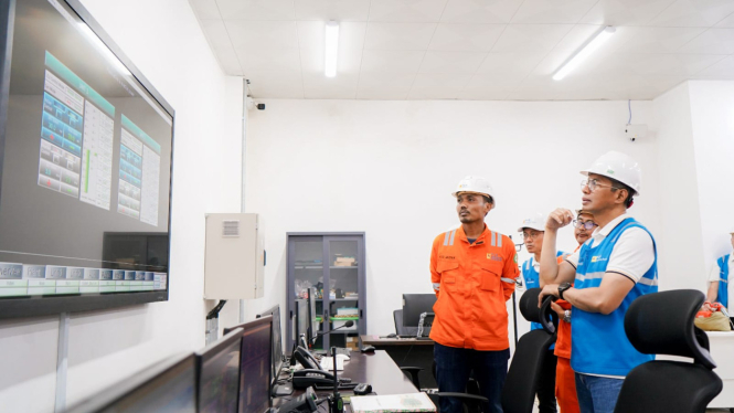 Direktur Utama PLN Indonesia Power Edwin Nugraha Putra (paling kanan) saat memastikan kesiapan operasional dari control room Pembangkit Listrik.