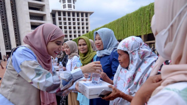 Zaskia Sungkar membagikan makanan buka puasa di Masjid Istiqlal.