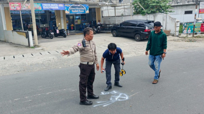 Polisi lakukan olah TKP tabrakan maut tewas 1 orang di Kota Medan.(dok Polsek Medan Baru)