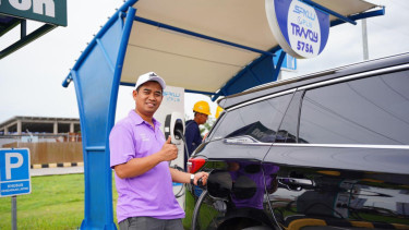 Pelanggan sedang melakukan pengisian daya kendaraan listrik di Stasiun Pengisian Kendaraan Listrik Umum (SPKLU) di Rest Area KM 575A Ruas Tol Solo-Ngawi, Ngawi, Jawa Timur.