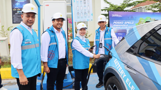 Direktur Retail dan Niaga PLN, Edi Srimulyanti (kedua dari kanan) didampingi oleh pejabat PLN lainnya melakukan simulasi pengisian daya mobil listrik di Rest Area KM. 56A Tol Indralaya - Prabumulih, Ogan Ilir, Sumatera Selatan
