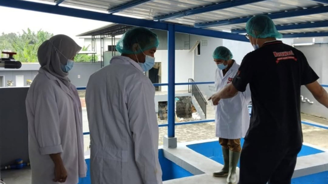 Dinas Ketahanan Pangan saat melakukan pengecekan lokasi pengolahan daging di Karawaci, Kota Tangerang