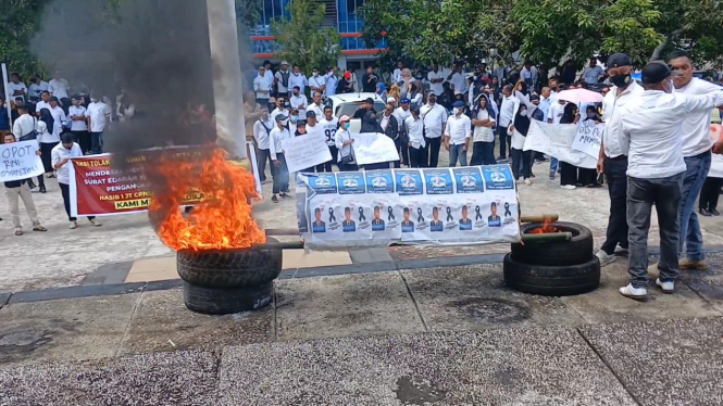 Aksi CPNS dan PPPK di Gedung DPRD Provinsi Sulawesi Tengara