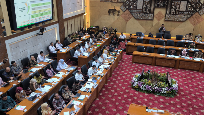 Menaker Yassierli dalam rapat bersama Komisi IX di Kompleks Parlemen, Senayan, Jakarta Pusat, Selasa, 11 Maret 2025