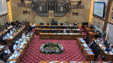 Menaker Yassierli dalam rapat kerja bersama Komisi IX di Kompleks Parlemen, Senayan, Jakarta Pusat, Selasa, 11 Maret 2025