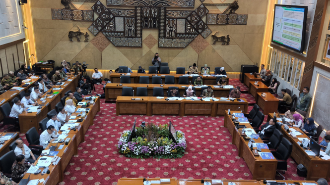 Menaker Yassierli dalam rapat bersama Komisi IX di Kompleks Parlemen, Senayan, Jakarta Pusat, Selasa, 11 Maret 2025