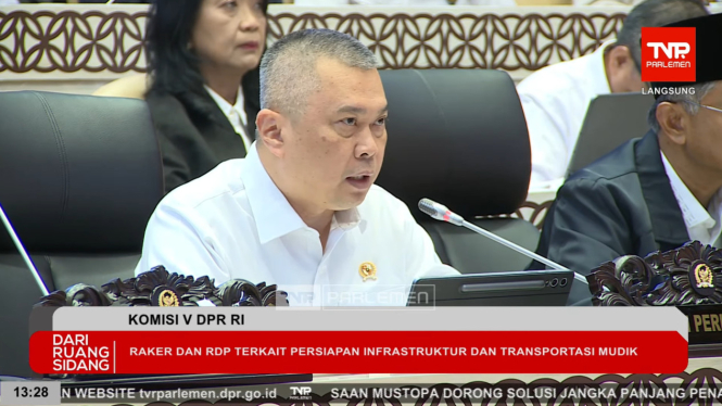 Menteri Perhubungan (Menhub), Dudy Purwagandhi dalam rapat bersama Komisi V DPR RI di Kompleks Parlemen, Senayan, Jakarta Pusat, Selasa, 11 Maret 2025