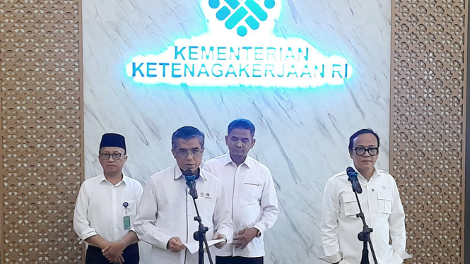 Menteri Ketenagakerjaan, Yassierli, dalam konferensi pers di kantornya, kawasan Gatot Subroto, Jakarta Selatan, Selasa, 11 Maret 2025