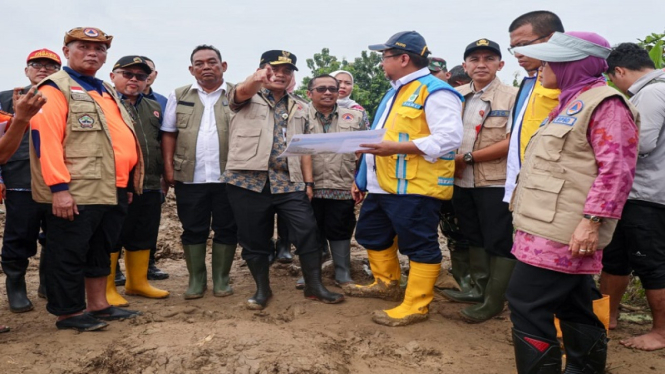 Gubernur Jawa Tengah Ahmad Luthfi meninjau tanggul jebol di Grobogan