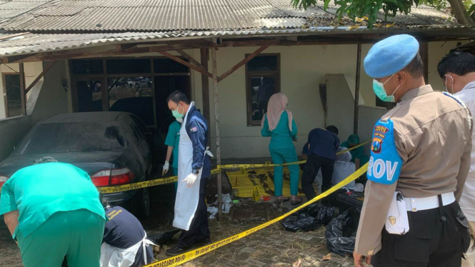 Petugas melakukan olah TKP di lokasi penemuan kerangka manusia di Aspol Gresik.