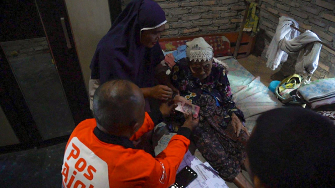 Layanan Door to Door yang Dilakukan Pos Indonesia dalam Menyalurkan Bansos PKH