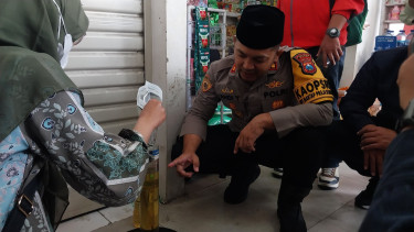 Kapolres Batu, AKBP Andi Yudha Pranata saat sidak minyak goreng di Kota Batu