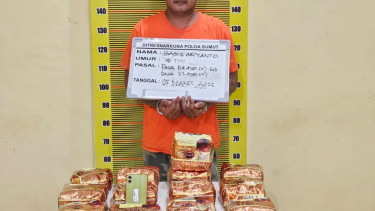 Pelaku penyelundupan sabu 13 kg saat diamankan Polisi.(dok Polda Sumut)