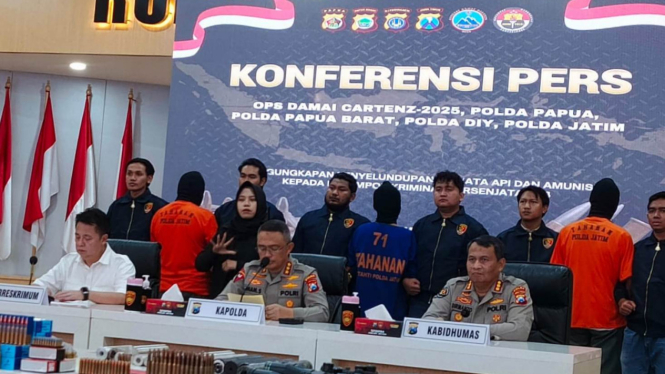 Rilis kasus penyelundupan senpi dan amunisi ke KKB Papua di Markas Polda Jatim.