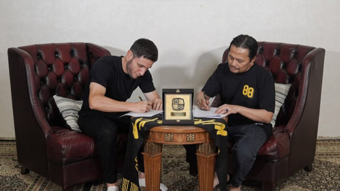 Lucas Morelatto saat menerima perpanjangan kontrak di depan CEO PS Barito Putera - Foto Dok Barito Putera 
