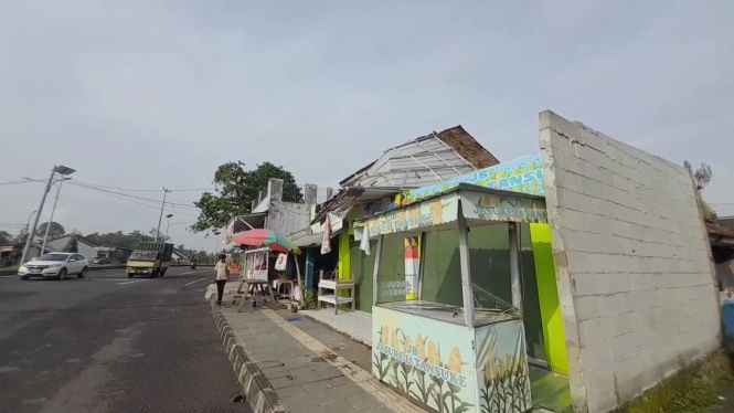 Rumah rusak akibat diterjang angin kencang dan hujan es di Tasikmalaya