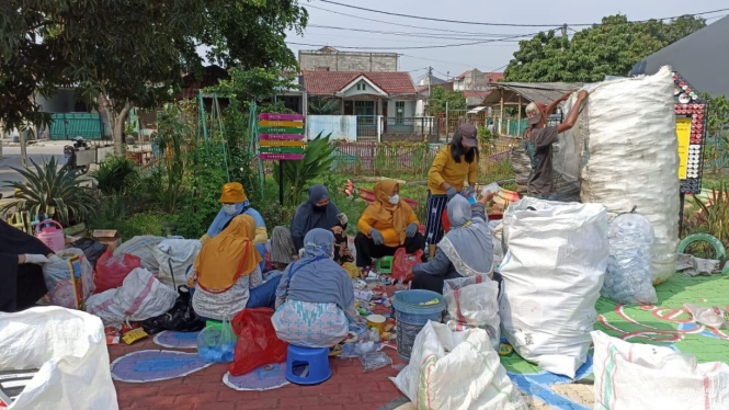 Pengolahan sampah berbasis masyarakat yang diinisiasi PT Bumi Resources Tbk (BUMI)