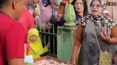 Penjual ayam di Wates.