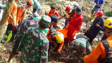 Petugas evakuasi petani yang tertimbun tanah longsor di Brebes