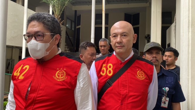 Anak Bos Prodia, Arif Nugroho dan alias Bastian dan Muhammad Bayu Hartono jalani sidang perdana dengan agenda pembacaan dakwaan di PN Jaksel