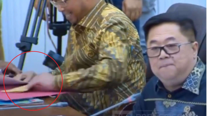 Viral Anggota DPR Terima Amplop cokelat, cek faktanya