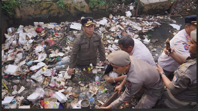 Wali Kota Depok Supian Suri nyemplung kali angkut sampah