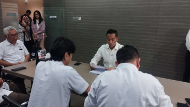 Anindya Bakrie menyerahkan berkas calon Ketum PB Akuatik Indonesia