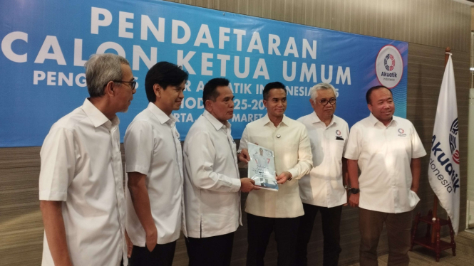 Anindya Bakrie menyerahkan berkas calon Ketum PB Akuatik Indonesia
