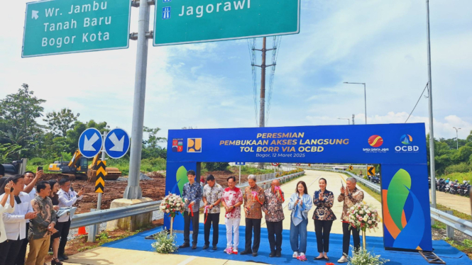 Akses tol BORR via OCBD resmi dibuka dan dapat dilalui kendaraan. VIVA/Muhammad AR