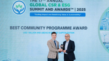 Perwakilan BUMI menerima penghargaan dalam ajang The 17th Annual Global CSR & ESG Summit and Award 2025