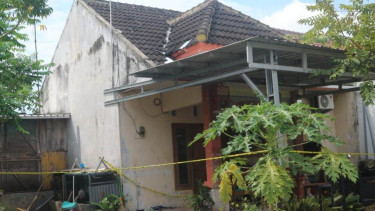 Rumah perakit senpi yang dipasok ke KKB Papua di Bojonegoro yang digerebek Polda Jatim. (Foto: Imron Saputra/VIVA Jatim)