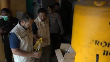 Satgas Pangan Polda Jatim menggerebek home industry Minyakita palsu di Surabaya dan Sampang.
