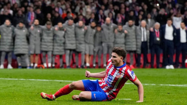 Julian Alvarez terpeleset saat menendang penalti