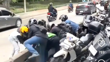 Aksi nekat pengendara motor demi hindari razia polisi