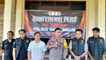 Foto : Kapolres Sarolangun, Jambi. AKBP Budi Prasetya Ungkap 9 Orang Pelaku Pengeroyok Pria Sampai Tewas Karena Dituduh Maling 