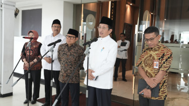 Menko PM Muhaimin Iskandar alias Cak Imin (tengah) usai rapat tingkat menteri di Kantor Kemenko PM, Jakarta Pusat, Kamis, 13 Maret 2025