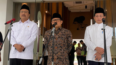 Menteri Koordinator bidang Pemberdayaan Masyarakat (Menko PM) Muhaimin Iskandar alias Cak Imin (tengah) di Kantor Kemenko PM, Jakarta Pusat, Kamis, 13 Maret 2025