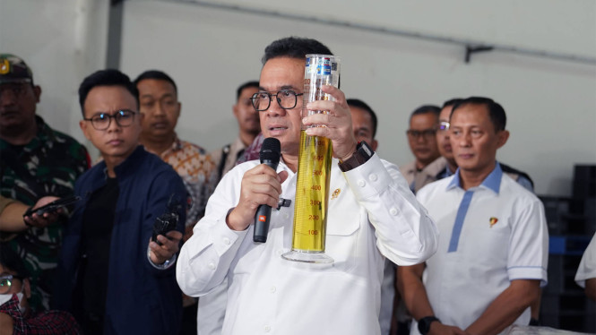Menteri Perdagangan (Mendag) Budi Santoso eskpose pabrik MinyaKita di Karawang