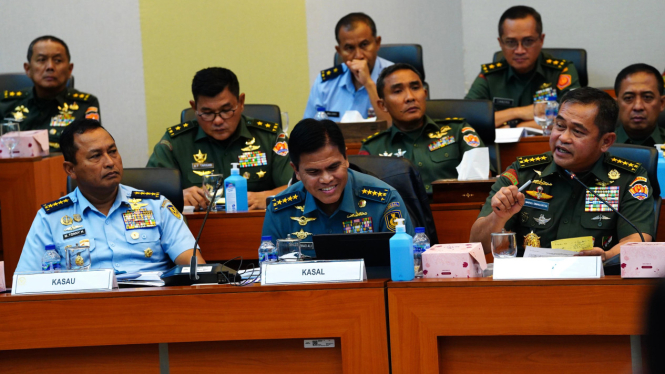 KSAD Jenderal TNI Maruli Simanjuntak bersama KSAL dan KSAU di DPR RI